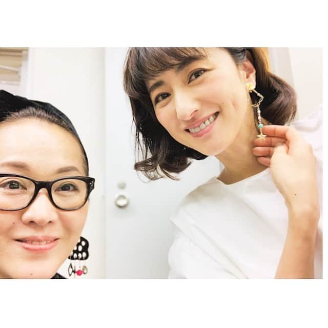 前田ゆかさんのインスタグラム写真 - (前田ゆかInstagram)「昨日#美ST の撮影で お会いした#岡田いずみ さん！  いずみさんから手作りのアクセサリーをいただきました✨✨ これがいい！ と選んだものは涼しげな星のモチーフ と青のボンボン。  独自の世界観がまるでアート。 作るのが楽しくて仕方ない モノ造りのお話が面白く 聞き入ってしまいます。 いずみさんの癒しの包容力ってすごい！  美STの撮影では 肌ケアをサポートしてくれる最新の美容成分を試しました✨  発売されましたら、 またお知らせさせて下さいね！  #美ST #shooting #beauty #care #ヘアーメイク #岡田いずみ さん #手作り #アクセサリー #ちいさな宇宙 #夜空のきらめき #ありがとうございました⭐️」6月6日 21時04分 - maeyuka