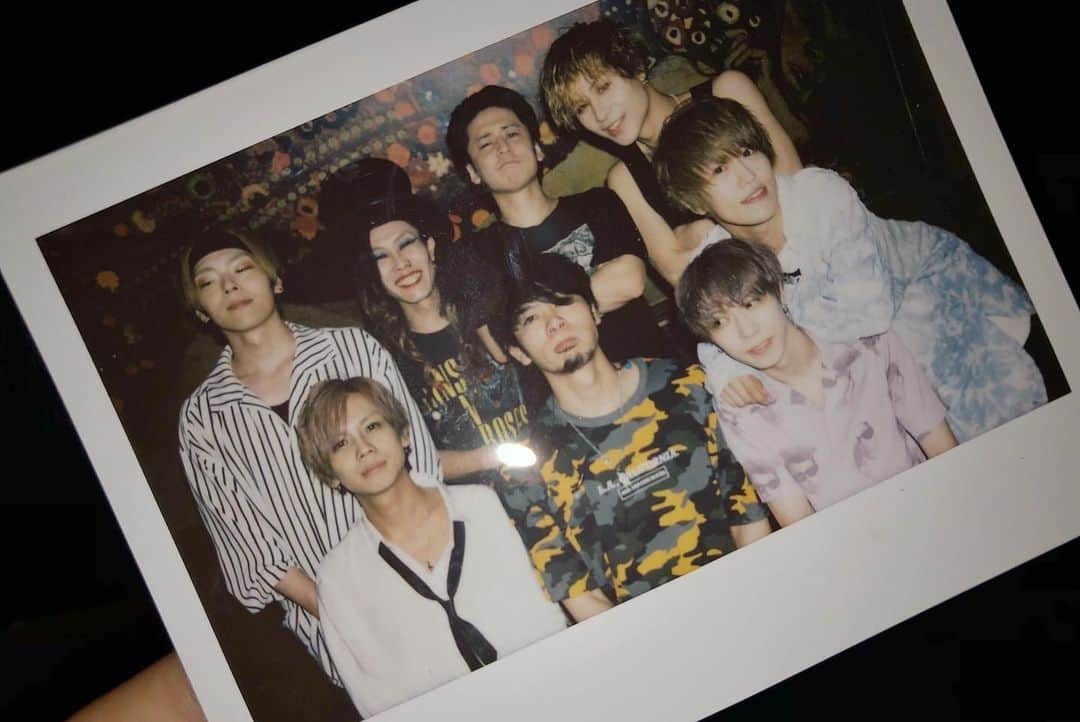 Takeshiさんのインスタグラム写真 - (TakeshiInstagram)「2019.6.4 渋谷スターラウンジ エルとアクトとジーティーとハウルの宴🍻  やって良かったとクソ思えた日！ エルもアクトもハウルもより好きになった日！ それはココにそれぞれのファンが集まってくれたから！ 中々にフィールドが違う者どうしのイベント、知らないアーティストがいるイベントに来るより、知っててどれも楽しめるアーティストが出るイベントやワンマンのがそりゃ楽しいからそっちを選んだりすると思う。 それが理由で来なかった子もいるでしょう。それが理由で悩んだ子もいるでしょう。 まぁでもそれは自由だしわかる。 でも皆がいねーとライブは成立しないからー 来てくれてありがとう😊 この日来てくれた全ての子が楽しかった、来て良かったと思ってくれていたらと思います！ 応援くれた子もありがとね！ 来れなきゃ意味ねーって話ではないからね！ またこーいったイベントをやる時にあなたが来てくれるその時は、より素敵なイベントになる為の1日が作れたと思う！またの機会に来れる時はぜひ遊びきてねー😁  GTガールズからもエルやアクト、ハウル良かった  そんな声が聞きて嬉しみ✨  かっちょいーと思うヤツらだからこそ一緒にやってるからね！  また宴しよう🍻  #エルとアクトとジーティーの宴 #宴 #music #Live #GTB #ジーティーボーイズ #INITIALL #ACTONEAGE #HOWL」6月6日 21時04分 - takeshi_823