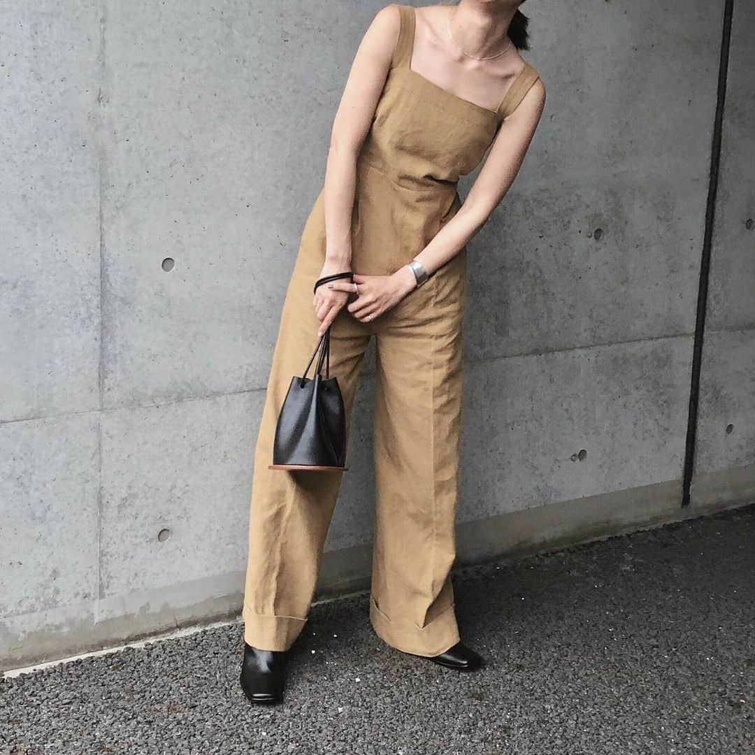 のインスタグラム：「. . バックスタイルが決まる @casa_fline のバックタイベアオールインワン 思い切ってヘルシーな肌見せを楽しみたい♡ . Ｔシャツやニットとレイヤードすることでオールシーズン活躍してくれそう。 ストラップはクロスにしても着用できます♩ . . . #casafline #カーサフライン #casaflineforearth #バックタイベアオールインワン #ootd #instafashion #kuronekom4」
