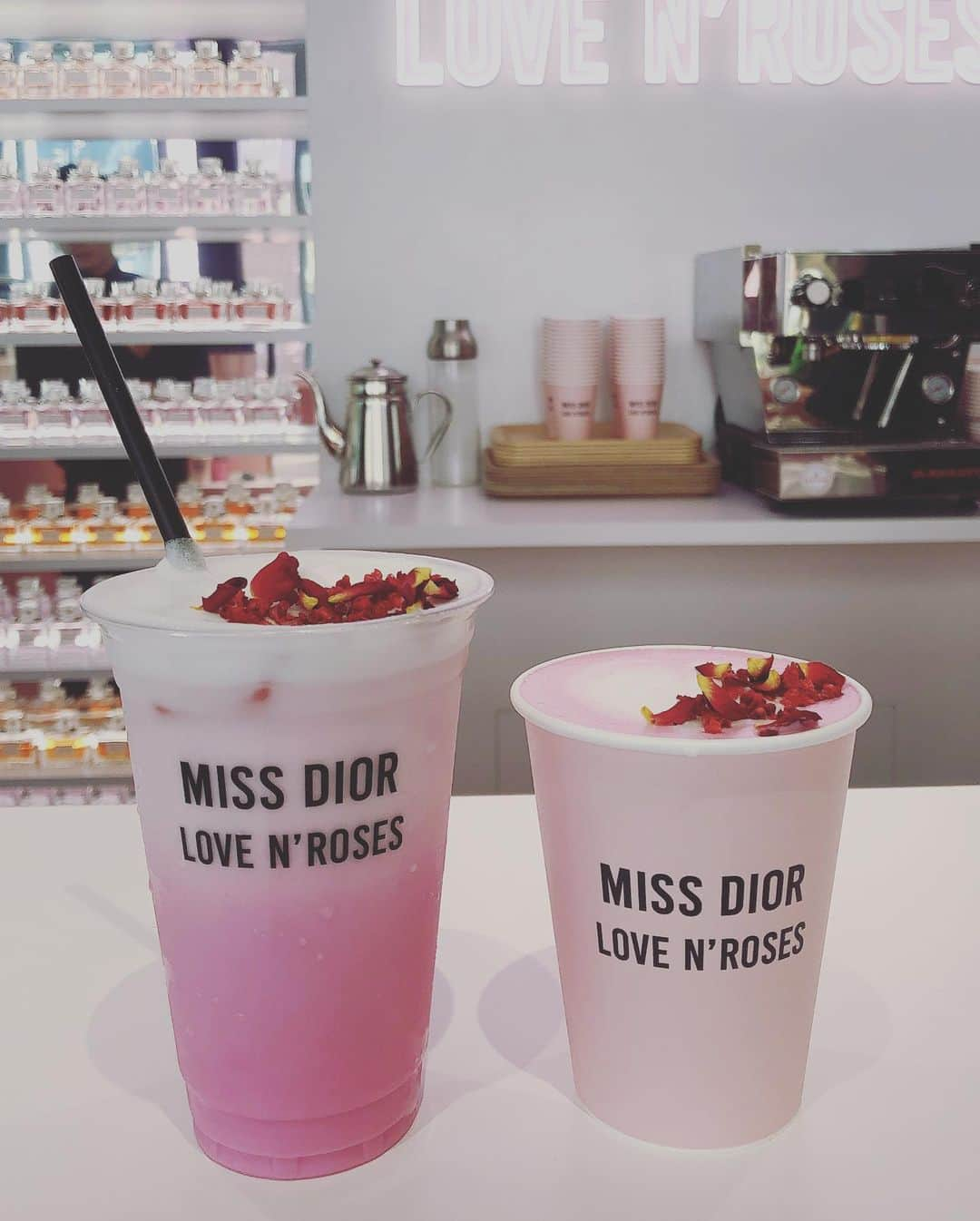 翁安芸さんのインスタグラム写真 - (翁安芸Instagram)「MISS DIOR LOVE N’ ROSES🌹💗﻿ ”愛のように香るフレグランスを私に”というムッシュ・ディオールの思いから生まれたまさに愛を体現する香りミス ディオールの展覧会が、明日6/7から6/16まで表参道で開催されます！﻿ ﻿ 貴重なアーカイブのドレスや香水ボトルなどを間近でみることのでき、ディオールの歴史を感じられる展覧スペースと、隣にはピンクとお花とミスディオールに溢れたカフェも💗💗💗﻿ ﻿ とても贅沢で素敵な空間でした☺️💕🎀✨﻿ ﻿ #ミスディオール展覧会 #missdiorexhibition #dior ＃akiweng #翁安芸 @diorparfums @dior」6月6日 21時00分 - akinyc