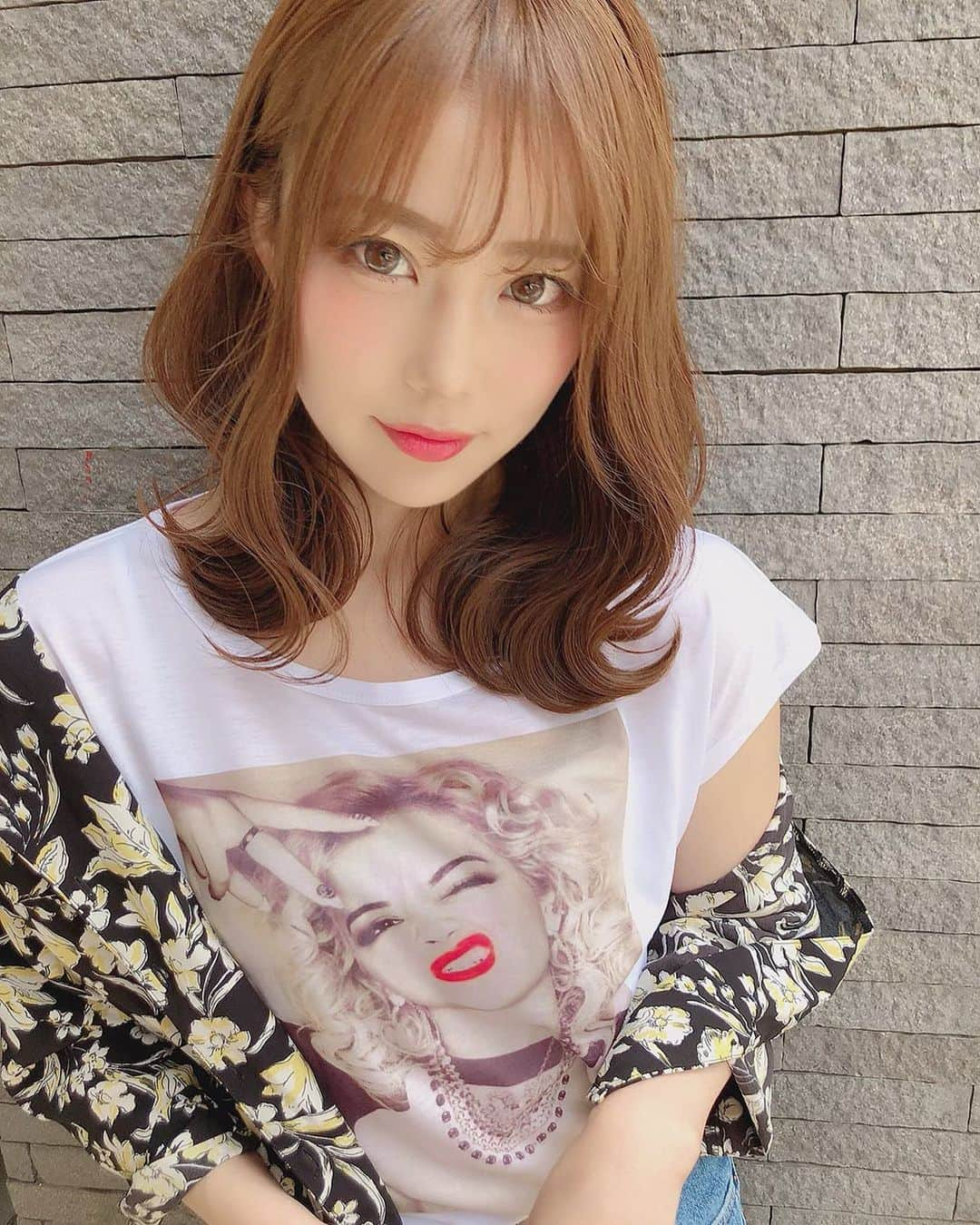 鈴木 あやさんのインスタグラム写真 - (鈴木 あやInstagram)「. 最近会う人みんなに めちゃくちゃ切ったねー✂️ そっちのがいいっ👉🏻✨って... . 短いの好評で嬉しいな🥺♥️ . #shooting #撮影 #サロンモデル #サロモ #毎日平和 #毎日幸せ #Youmakemyday #イメチェン #30cmカット #20cmカット #ミディアム #ミディアムヘア #mediumhair #外ハネ #hairstyle #haircolor #hair」6月6日 21時00分 - ayachu69