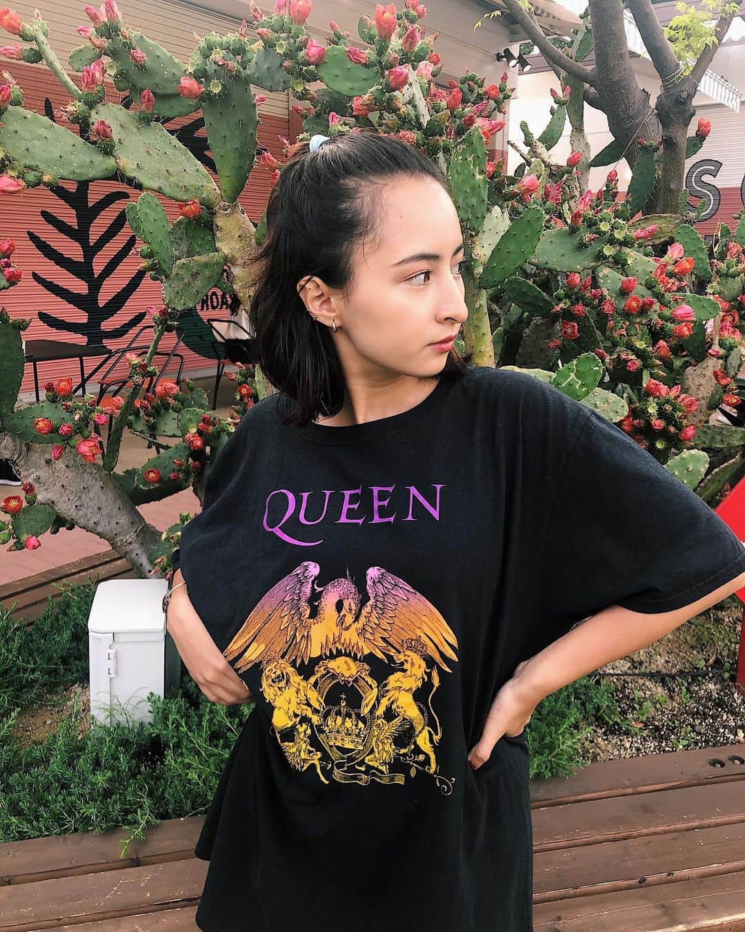 Julia Castroさんのインスタグラム写真 - (Julia CastroInstagram)「👑LOVE QUEEN👑 * #fashion #outfit #ootd #outfitoftheday #queen #freddiemercury  #tshirt #bandshirt  #music #lover #forever #summer #style #ファッション #服 #tシャツ #バンド #バンドt #夏服 #音楽 #アーティスト #尊敬 #歌手 #音 #julifashion」6月6日 21時01分 - julia.c.0209