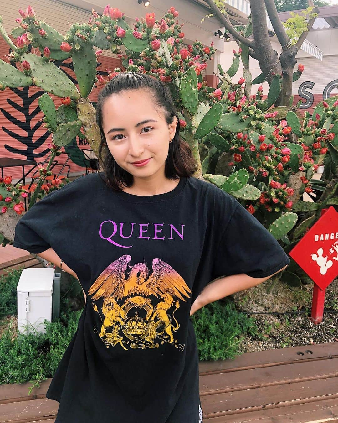 Julia Castroさんのインスタグラム写真 - (Julia CastroInstagram)「👑LOVE QUEEN👑 * #fashion #outfit #ootd #outfitoftheday #queen #freddiemercury  #tshirt #bandshirt  #music #lover #forever #summer #style #ファッション #服 #tシャツ #バンド #バンドt #夏服 #音楽 #アーティスト #尊敬 #歌手 #音 #julifashion」6月6日 21時01分 - julia.c.0209