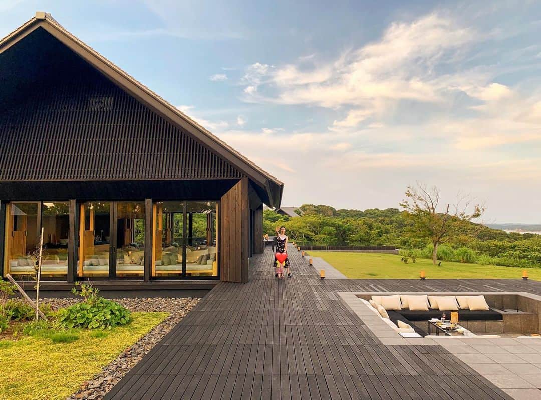 エミ・マイヤーのインスタグラム：「Came for some much needed fresh air ☺️🍃やっぱり伊勢はパワーがある！アルバムリリース前は緊張するので体も心もリラックス💯 ・ ・ ・ ・ ・ ・ ・ ・ ・ ・ ・ ・ ・ ・ ・ ・ #amanemu#aman#ise#アマネム#伊勢#traveldiaries」
