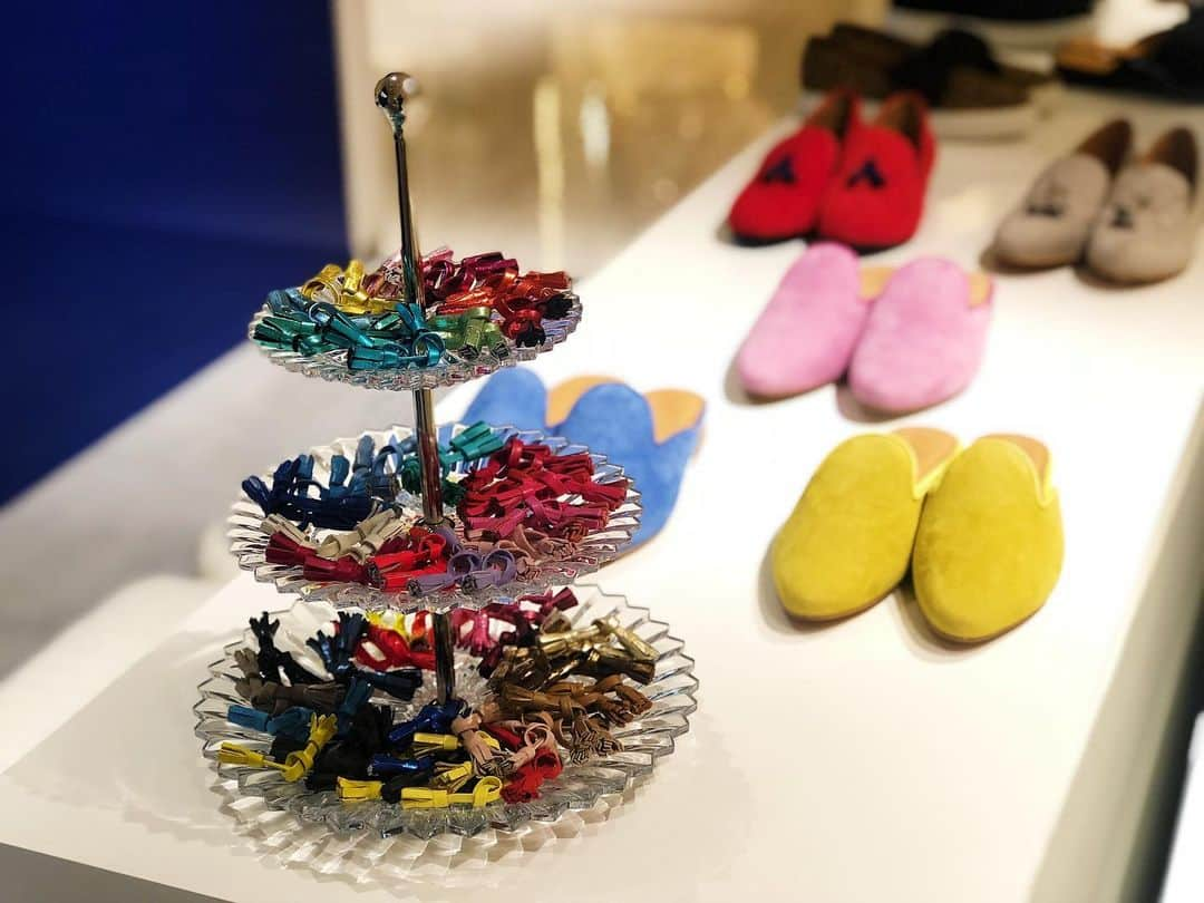 ISETAN PARK netさんのインスタグラム写真 - (ISETAN PARK netInstagram)「イニシャルの刻印オーダーで自分らしい一足に👡﻿ ＜シャテル＞POP UP SHOP開催。﻿ 今回はタッセルカスタマイズに加えて、アッパー部分にイニシャルの刻印を入れられるオーダーを実施いたします。﻿ （※イニシャル刻印のお渡しは約3ヶ月後となります。）﻿ ﻿ ＜Chatelles＞ POP UP SHOP﻿ 2019.6.5 wed - 6.18 tue﻿ 伊勢丹新宿店本館２階＝婦人靴 / プロモーション﻿ ﻿ "デザイナーのフランソワ・ドゥ・シャステル氏が来店！﻿ シューズ選びやタッセルカスタマイズなどお手伝いします。﻿ 来店日時：6.7 fri - 6.9 sun 午後2時～午後7時"﻿ ﻿ @isetanshoes﻿ @chatelles_slippers﻿ #chatelles #slippers #sandle #loafers #flatshoes #isetan #shinjuku #シャテル #サンダル #スリッパーズ #フラットシューズ #新宿 #伊勢丹 #新宿伊勢丹 #伊勢丹新宿店」6月6日 21時03分 - isetan_shinjuku