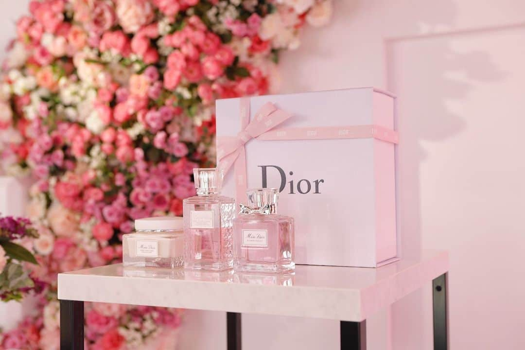 翁安芸さんのインスタグラム写真 - (翁安芸Instagram)「MISS DIOR LOVE N’ ROSES🌹💗﻿ ピンクとお花とミスディオールに溢れた可愛いカフェ☕️💕 ビーツのドリンク美味しかったです✨ 明日から6/16までなので、ぜひチェックしてみてください💘 ﻿ #ミスディオール展覧会 #missdiorexhibition #dior ＃akiweng #翁安芸 @diorparfums @dior」6月6日 21時12分 - akinyc