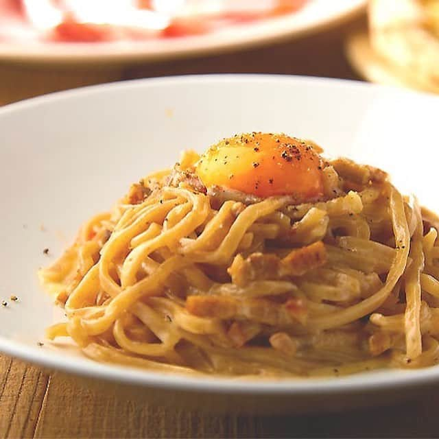 東京カレンダーさんのインスタグラム写真 - (東京カレンダーInstagram)「濃厚トリュフの味わいが楽しめる「トリュフと熟成ベーコンの島小麦キターラカルボナーラ ピアーヴェチーズ」。 ハードチーズのピアーヴェチーズを器として使用し、目の前でチーズとパスタを絡めるライブ感あふれる演出で人気だ。 #東京カレンダー #東カレ #tokyocalendar #cheese #pasta #恵比寿 #cheesetaverncascina #チーズタバーンカシーナ #カルボナーラ」6月6日 21時05分 - tokyocalendar