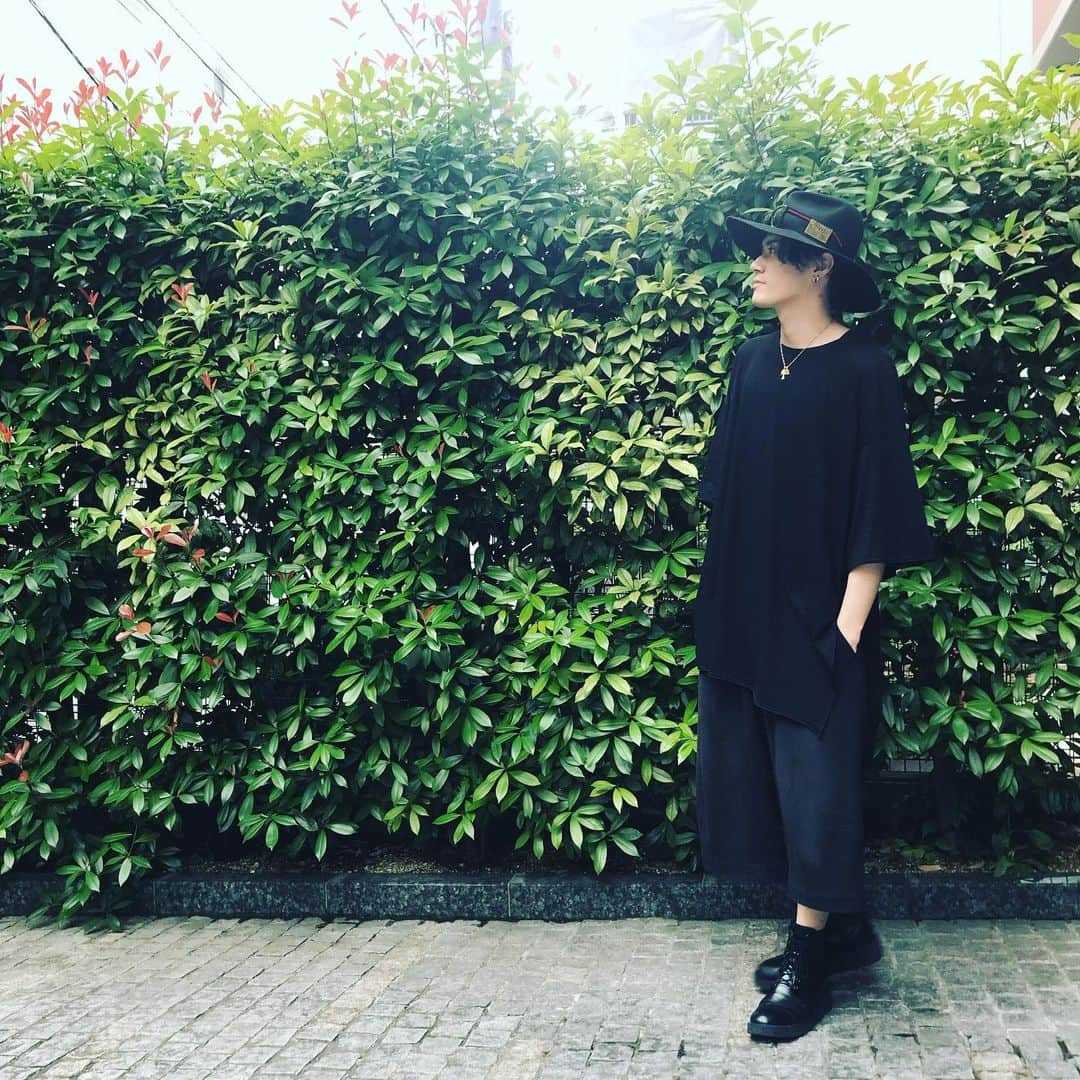 山口智也のインスタグラム：「いつかの私服。  久しぶりの更新になってしまいました、よかったらコメントしてくださいー！  #yohjiyamamoto #solideo #tomoya」