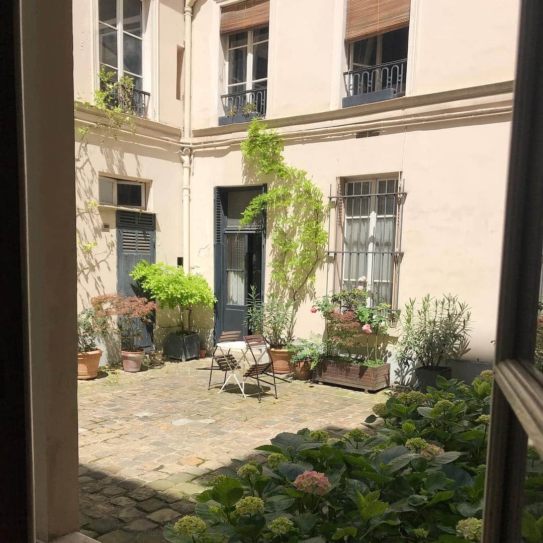 マイケル・グラント・テリーのインスタグラム：「Now that’s a view I could wake up to every day. #paris」