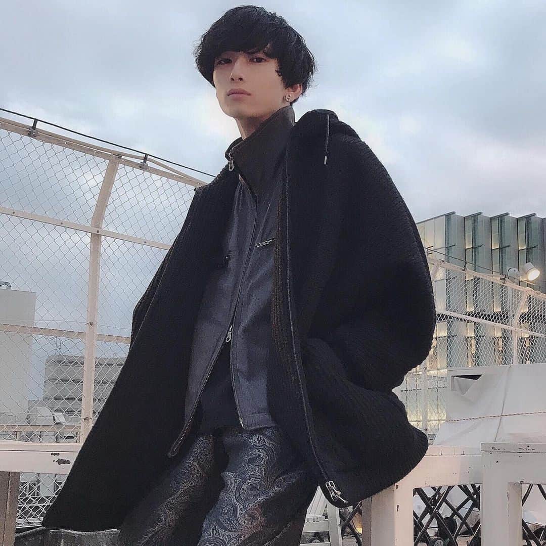 みっきーのインスタグラム：「﻿ ﻿ ﻿ 🧥#milok﻿ 👔#supernova.﻿ 👖#needles #nepenthes﻿ ﻿ ﻿ ﻿ #他撮り﻿ #3ヶ月前﻿ #まだ寒かった﻿ #黒髪﻿ #パーマスタイル﻿ #miiiiickystyle﻿ #上質code」