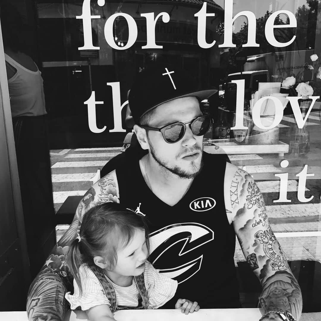 ダニエル・ギンチェクのインスタグラム：「#familytime #offseason #recovery」