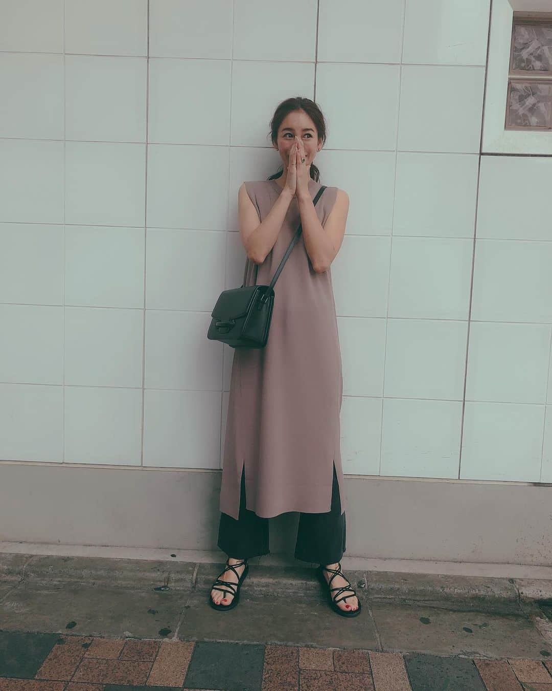 大桑マイミのインスタグラム：「梅雨にはいってしまう〜 10日ぶりの夏日和満喫な一日だった。 まあっ楽しんでいこ〜  リップ毎日使ってるお気に入り。  本当素敵な色なの。気分が上がる⤴️ 綺麗なベージュのワンピースにとてもあう。必需品 @styledeli_official  @lauramercier  @vasic_japan  リップはローラ メルシエ ルージュ エッセンシャル シルキークリームリップスティック 05」