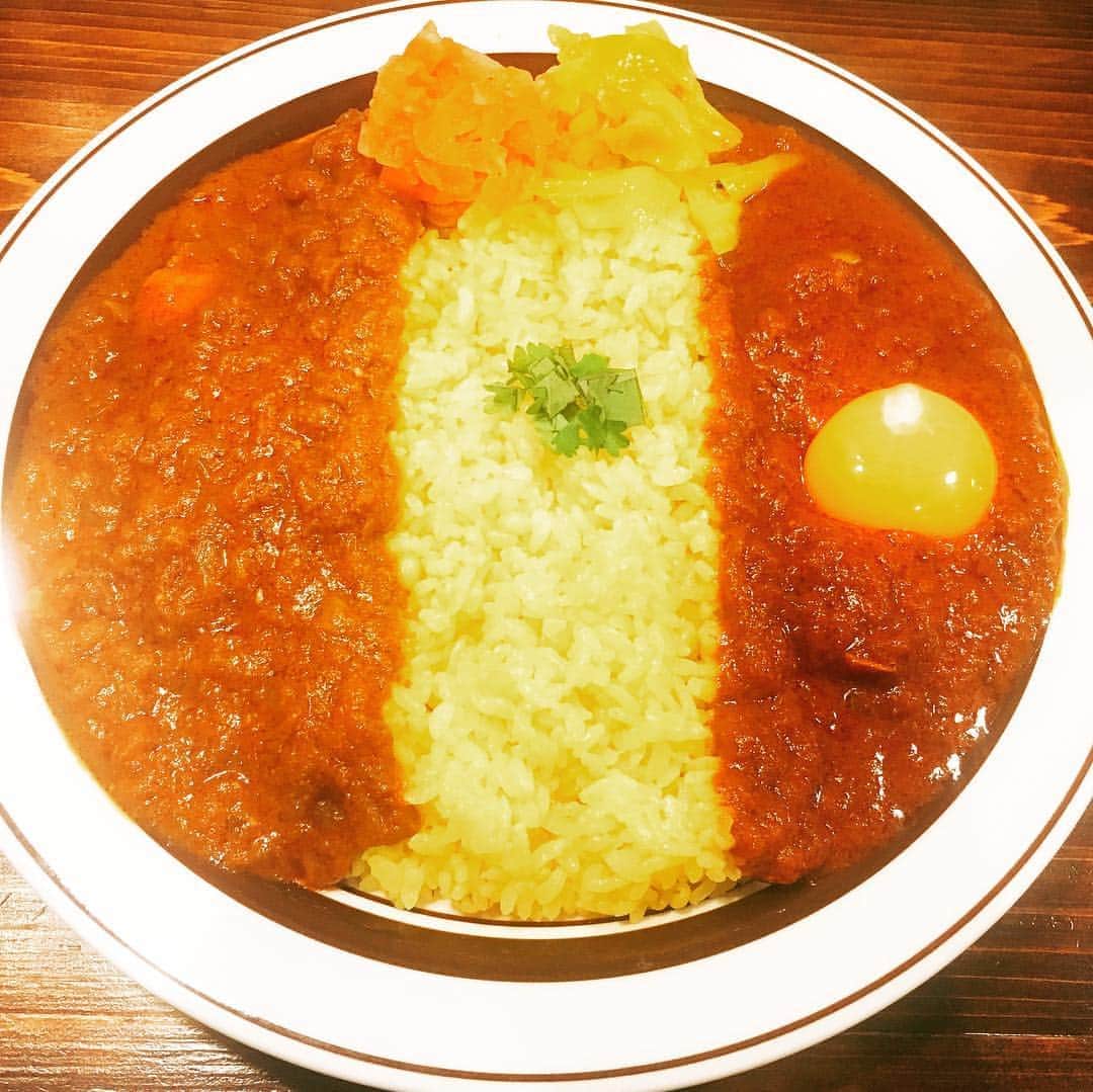 北見寛明のインスタグラム：「2日連続で #幡ヶ谷 #カレー #ウミネコカレー #2種盛りカレー #ポークとチキンに卵黄トッピング #昨日はキーマにチキン #今日も激チャラ #今日も激ウマって意味ね #美味しすぎてアロマにして焚きたい #2019ベストヒットカレー」