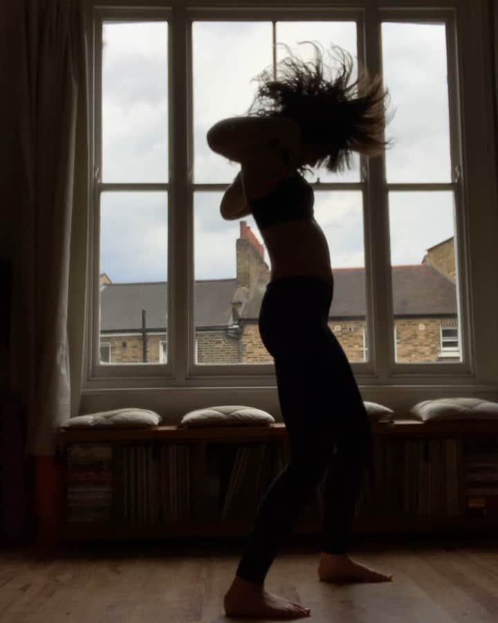 Amelia Zadroのインスタグラム：「How to come back to reality after spending too much time scrolling on the gram 🎼The Look- Jacques Greene (Koreless Mix)」