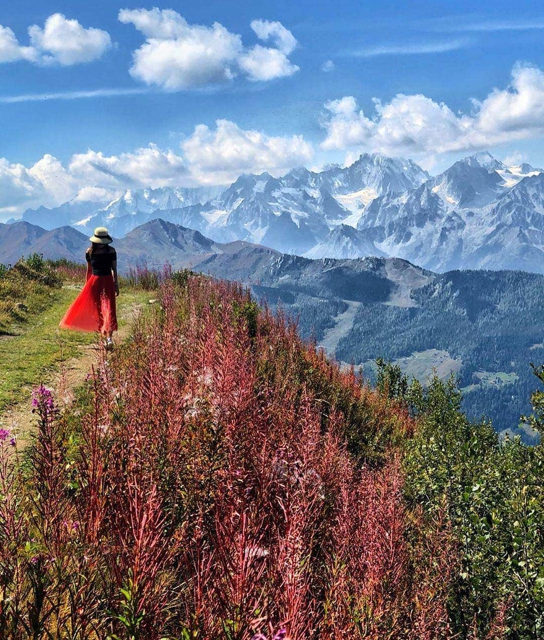 BEAUTIFUL DESTINATIONSさんのインスタグラム写真 - (BEAUTIFUL DESTINATIONSInstagram)「Verbier is a resort and ski area in the Swiss Alps, where some parts see snow year-round. In the summer, Verbier becomes a playground for hikes and biking trails 🚲🌸 (📷: @golden_heart 📍: Verbier, Switzerland)」6月6日 21時25分 - beautifuldestinations