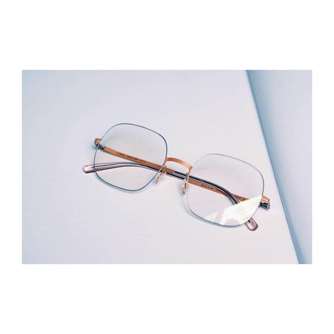 MYKITA SHOP TOKYOさんのインスタグラム写真 - (MYKITA SHOP TOKYOInstagram)「MOMO by LESSRIM Collection - シンプルなデザインを追求したLESSRIMコレクションは、細かいディテールと色のアクセントによってフレームの優美さと強さを引き立たせています。 Showing the power of understatement, the reduced LESSRIM construction accentuates the small design details and colour accents that gives the collection edges and refinement. #MYKITA #lessrim」6月6日 21時26分 - mykitashopsjapan