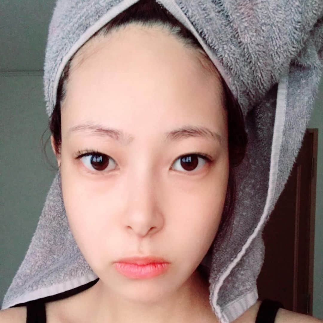 知念美加子さんのインスタグラム写真 - (知念美加子Instagram)「顔づくりはとりあえずのこの２つから🌹 ・ ・ ・ 〈化粧下地〉 UV EXPERT TONE UP MILK ・ SPF50＋なのに重くなくて、伸びがよく、さらに本当に肌がワントーン上がる！！おススメです🙆‍♀️ ・ ・ 〈ファンデーション〉 BLANC EXPERT クッションコンパクト ・ めんどくさがりの私にぴったり！笑 少量でカバーしてくれるし、たたき込みながらつけるからムラになりにくい🙆‍♀️ ・ ・ ・ ・ #ちねんこすめ  #makeup #ファンデーション #化粧下地 #LANCOME」6月6日 21時27分 - chinenmikako