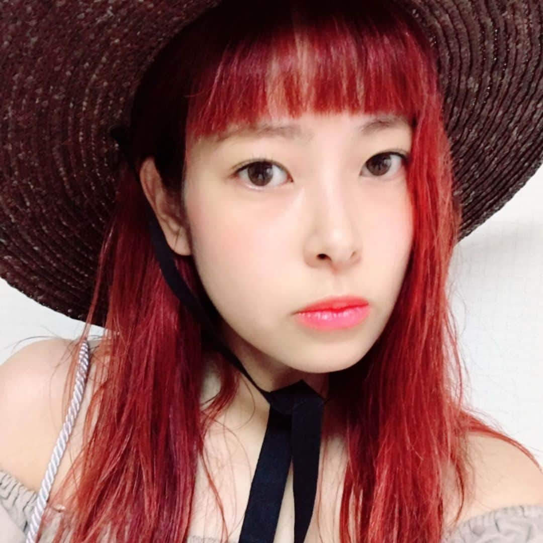 知念美加子さんのインスタグラム写真 - (知念美加子Instagram)「顔づくりはとりあえずのこの２つから🌹 ・ ・ ・ 〈化粧下地〉 UV EXPERT TONE UP MILK ・ SPF50＋なのに重くなくて、伸びがよく、さらに本当に肌がワントーン上がる！！おススメです🙆‍♀️ ・ ・ 〈ファンデーション〉 BLANC EXPERT クッションコンパクト ・ めんどくさがりの私にぴったり！笑 少量でカバーしてくれるし、たたき込みながらつけるからムラになりにくい🙆‍♀️ ・ ・ ・ ・ #ちねんこすめ  #makeup #ファンデーション #化粧下地 #LANCOME」6月6日 21時27分 - chinenmikako