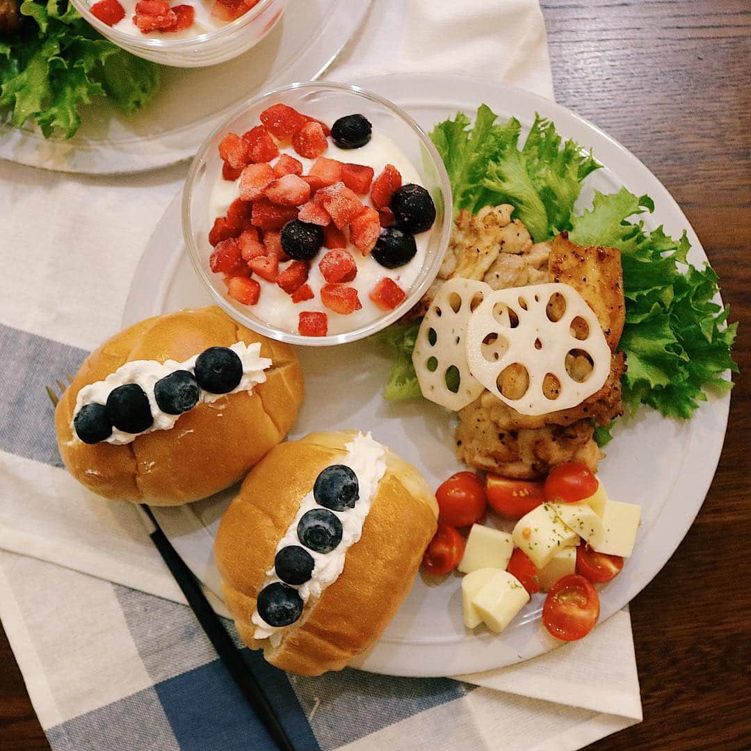 ゆかり/yukariのインスタグラム：「夜ごはん ブルーベリークリームパン、トマトとチーズのサラダ、鶏モモ焼き、ベリーミックスヨーグルト * * * スマホ断ちをしよう、とスマホ見ながら思うし、ダイエットしよう、と食べながら思うし、どうしようもない。 ストレスを減らして体調を良くしようみたいな本を読んで、運動しろとか加工食品やめろとか色々書いてあったが、実行できたのはスマホの画面をハワイの海の写真に変えたことだけだったし、仕事を放り出してハワイに行きたくなる分余計にストレスがたまるのではないか。 * * * #おうちごはん #うちごはん #晩ごはん #夜ごはん #夕食 #料理 #手料理 #食卓 #自炊 #家庭料理 #料理好きな人と繋がりたい #暮らし #テーブルコーディネート #おうちごはんLover #food #japanesefood #foodpic #料理記録 #和食 #今日の晩御飯」