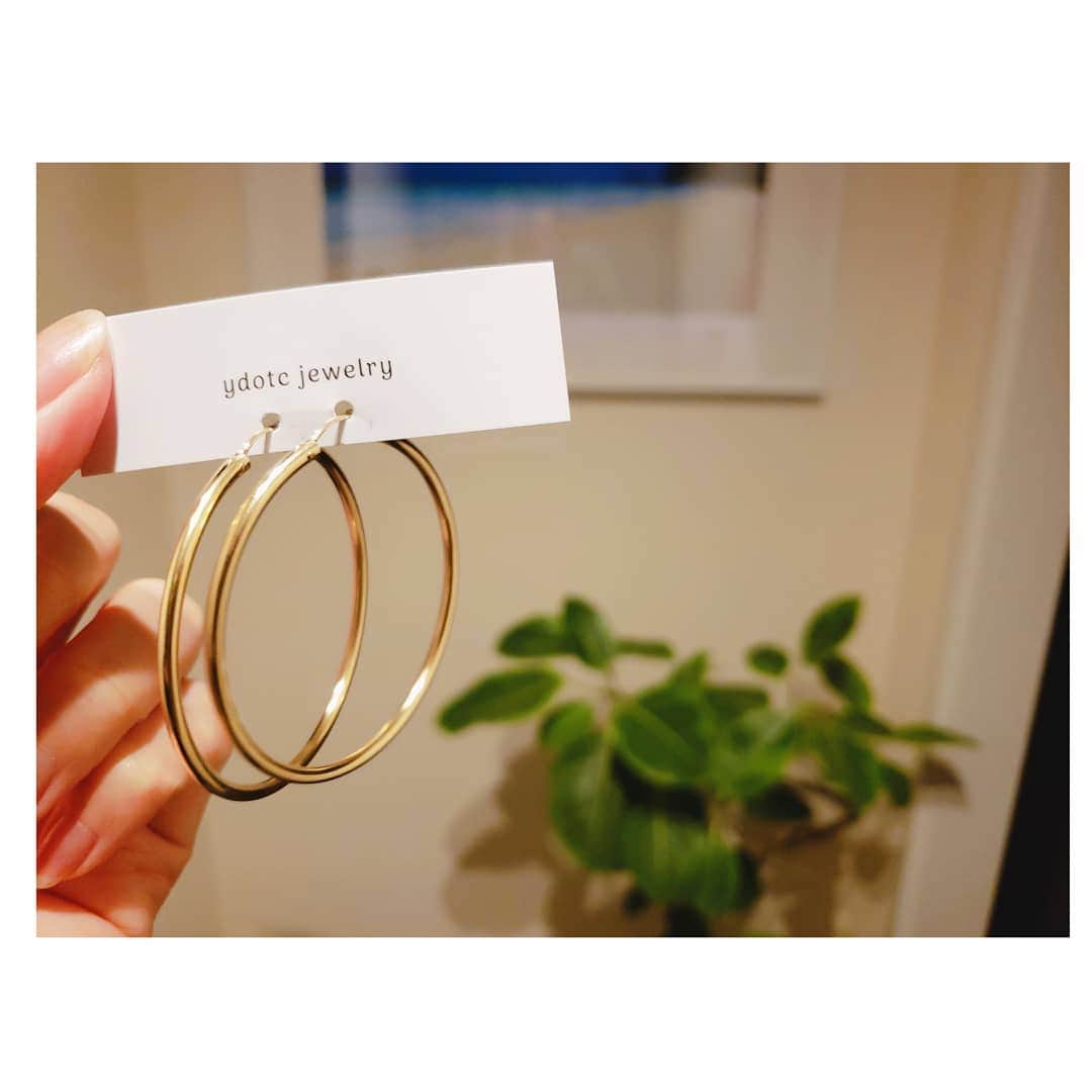 本田珠規のインスタグラム：「新しいフープピアス✨ . やっぱりシンプルが大好き！ . またまた、こちらは大好きな @ydotcjewelry  のもの💓 . 大きめなので、シンプルだけど存在感あるんです♪ . この素材、14kgfっていう素材。 真鍮よりお値段は少しあがるけど、 見た目は純金で高級感があって、純金よりはるかにお手頃価格で、 さびにくく長く使えるっていう素材🌟 さらに、金属アレルギーでピアスがつけられない。ていう方でも付けられる！ていう方が多い。みたいです！ . #ydotcjewelry #シンプルアクセサリー#14kgf #アクセサリー#instajewelry #金属アレルギー #accessory#フープピアス#5センチ . 後ろの写真はHAWAIIで撮ったお気に入り写真をポスターサイズにしました🌊」