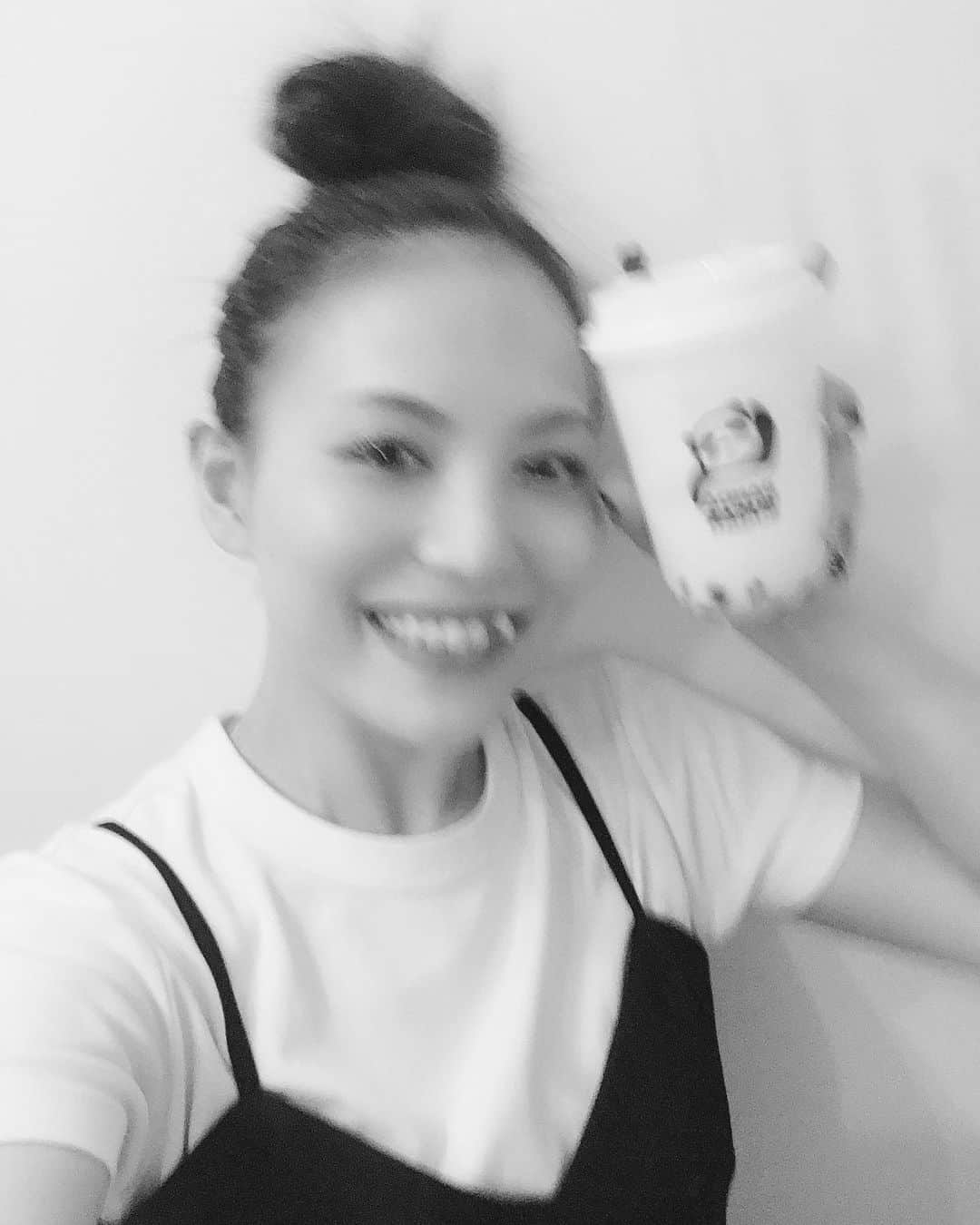 田野アサミさんのインスタグラム写真 - (田野アサミInstagram)「タピ。 仕事帰りに🎋ハッと目の前に現れたパンダ🐼。 ジャスミンミルクティーのソルトクリームのせ。 確かそんな名前だったはず....🐼❤️ ブレッブレ写真😚笑 #pandasuger#熊猫堂 #私もパンダみたいな色合いの服装 #パンタノちゃん」6月6日 21時30分 - tano_asami