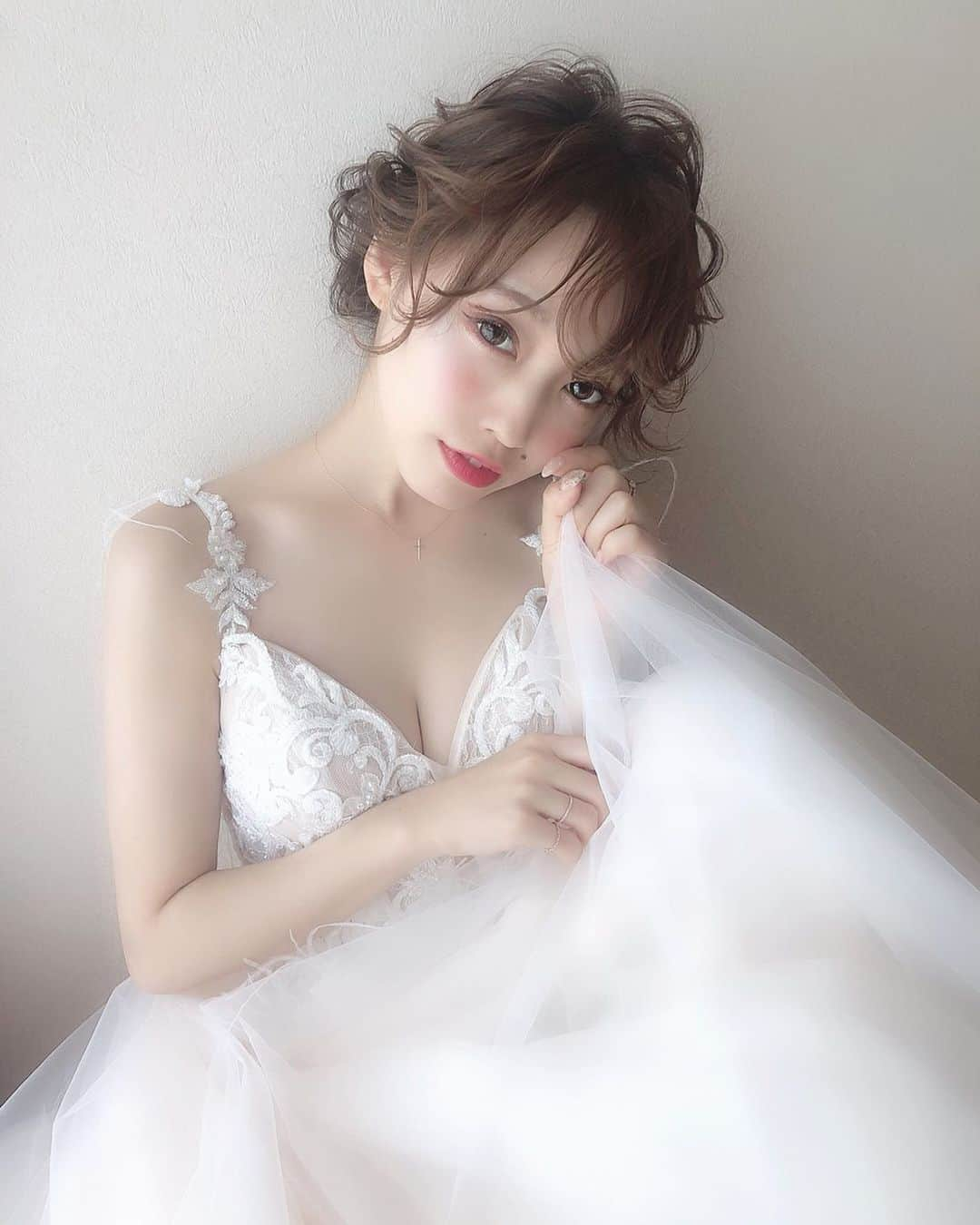 白岩まちこさんのインスタグラム写真 - (白岩まちこInstagram)「≫≫≫ ⁑ 👰🏼✨👰🏼✨ㅤㅤㅤㅤㅤㅤㅤㅤㅤㅤㅤㅤㅤ  ㅤㅤㅤㅤㅤㅤㅤㅤㅤㅤㅤㅤㅤ ㅤㅤㅤㅤㅤㅤㅤㅤㅤㅤㅤㅤㅤ  昨日のドレス撮影のんっ👼🏻💓 ㅤㅤㅤㅤㅤㅤㅤㅤㅤㅤㅤㅤㅤ ㅤㅤㅤㅤㅤㅤㅤㅤㅤㅤㅤㅤㅤ ㅤㅤㅤㅤㅤㅤㅤㅤㅤㅤㅤㅤㅤ アレンジは、@kousukekawagutiさんっ🧚🏻‍♀️🌼 ㅤㅤㅤㅤㅤㅤㅤㅤㅤㅤㅤㅤㅤ ㅤㅤㅤㅤㅤㅤㅤㅤㅤㅤㅤㅤㅤ  ㅤㅤㅤㅤㅤㅤㅤㅤㅤㅤㅤㅤㅤ 大人なシニヨンスタイルに、繊細な作りのドレス👗✨ ㅤㅤㅤㅤㅤㅤㅤㅤㅤㅤㅤㅤㅤ ㅤㅤㅤㅤㅤㅤㅤㅤㅤㅤㅤㅤㅤ ㅤㅤㅤㅤㅤㅤㅤㅤㅤㅤㅤㅤㅤ 個人的には、お腹周りに付いてるフェザー (あんまり見えてないけど笑)が可愛かった😁✨ ㅤㅤㅤㅤㅤㅤㅤㅤㅤㅤㅤㅤㅤ ㅤㅤㅤㅤㅤㅤㅤㅤㅤㅤㅤㅤㅤ ㅤㅤㅤㅤㅤㅤㅤㅤㅤㅤㅤㅤㅤ  フォロワーさんの中にもプレ花嫁さん多いから ドレス選びとか髪の毛選ぶ参考になれば 嬉しいなぁー😆💓 ㅤㅤㅤㅤㅤㅤㅤㅤㅤㅤㅤㅤㅤ ㅤㅤㅤㅤㅤㅤㅤㅤㅤㅤㅤㅤㅤ ㅤㅤㅤㅤㅤㅤㅤㅤㅤㅤㅤㅤㅤ  今日は一日お休みでお家でお仕事してたんやけど、 あっという間に一日終わった😫💦ㅤㅤㅤㅤㅤㅤㅤㅤㅤㅤㅤㅤㅤ ㅤㅤㅤㅤㅤㅤㅤㅤㅤㅤㅤㅤㅤ ㅤㅤㅤㅤㅤㅤㅤㅤㅤㅤㅤㅤㅤ ㅤㅤㅤㅤㅤㅤㅤㅤㅤㅤㅤㅤㅤ の割りにあまり進んでない😟😟😟！ ㅤㅤㅤㅤㅤㅤㅤㅤㅤㅤㅤㅤㅤ ㅤㅤㅤㅤㅤㅤㅤㅤㅤㅤㅤㅤㅤ ㅤㅤㅤㅤㅤㅤㅤㅤㅤㅤㅤㅤㅤ ㅤㅤㅤㅤㅤㅤㅤㅤㅤㅤㅤㅤㅤ ちょっと休憩っっ😦！！ ㅤㅤㅤㅤㅤㅤㅤㅤㅤㅤㅤㅤㅤ ㅤㅤㅤㅤㅤㅤㅤㅤㅤㅤㅤㅤㅤ ㅤㅤㅤㅤㅤㅤㅤㅤㅤㅤㅤㅤㅤ  ㅤㅤㅤㅤㅤㅤㅤㅤㅤㅤㅤㅤㅤ コメント欄でお話しよ😲💓？？ ㅤㅤㅤㅤㅤㅤㅤㅤㅤㅤㅤㅤㅤ ㅤㅤㅤㅤㅤㅤㅤㅤㅤㅤㅤㅤㅤ ㅤㅤㅤㅤㅤㅤㅤㅤㅤㅤㅤㅤㅤ  ㅤㅤㅤㅤㅤㅤㅤㅤㅤㅤㅤㅤㅤ ㅤㅤㅤㅤㅤㅤㅤㅤㅤㅤㅤㅤㅤ  #撮影#ウェディング#ネイル#結婚式ヘアアレンジ #ウェディング撮影#ウェディングドレス #ヘアアレンジ#アレンジヘア#編みおろし #ヘッドドレス#シースルーバング#前髪アレンジ#前髪#涙袋#ビジョビ#ドレス#チュールドレス#フェザードレス#ドライフラワー#前撮り#前撮りヘア#ブライダルネイル#シニヨン #ウェディングフォト#ウェディングヘア #プレ花嫁#フォトウェディング#結婚式 #ブライダル#白岩まちこ」6月6日 21時35分 - machichas