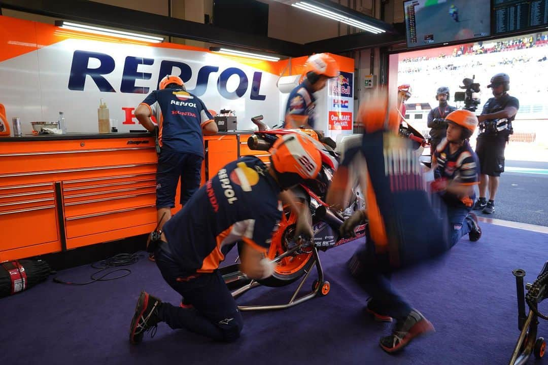 レプソル・ホンダさんのインスタグラム写真 - (レプソル・ホンダInstagram)「Like a flash 💡 ⠀⠀⠀⠀⠀⠀⠀⠀⠀ @jorgelorenzo99’s team expertly swap tyres and send Jorge back out. ⠀⠀⠀⠀⠀⠀⠀⠀⠀ #ItalianGP #25RepsolHonda #Repsol #MotoGP #Honda #Racing #RepsolHonda #HRC #RC213V #JL99 #JorgeLorenzo #JL99😈 #ThePowerOfDreams #Motorcycle #Italy #Mugello」6月6日 21時36分 - hrc_motogp