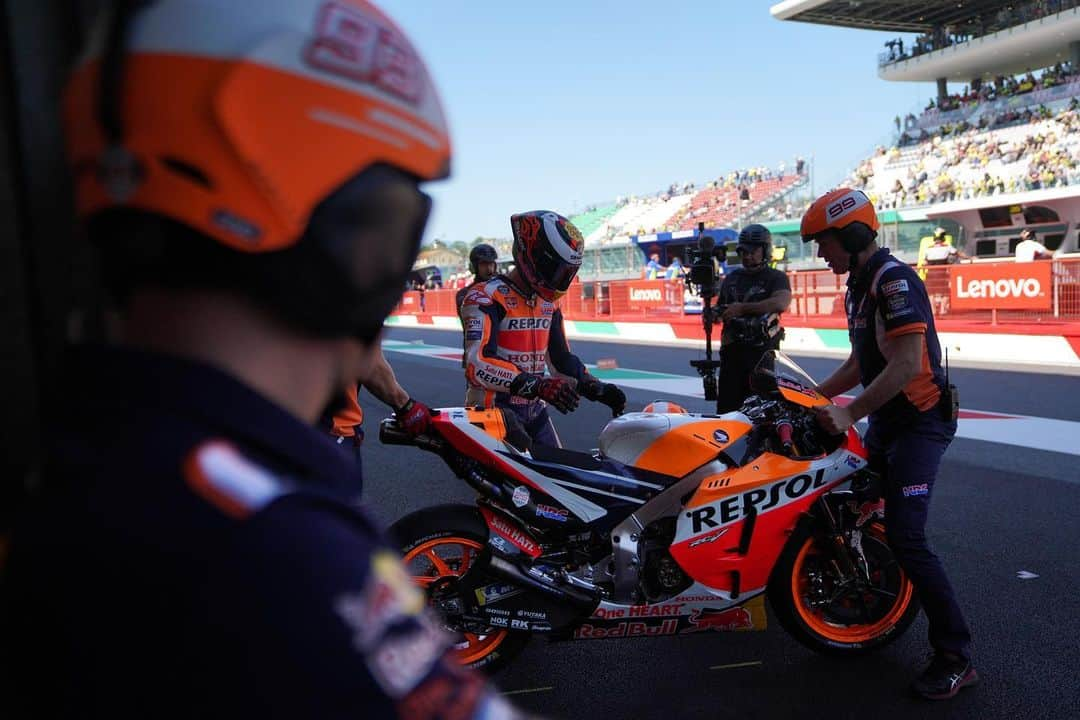 レプソル・ホンダさんのインスタグラム写真 - (レプソル・ホンダInstagram)「Like a flash 💡 ⠀⠀⠀⠀⠀⠀⠀⠀⠀ @jorgelorenzo99’s team expertly swap tyres and send Jorge back out. ⠀⠀⠀⠀⠀⠀⠀⠀⠀ #ItalianGP #25RepsolHonda #Repsol #MotoGP #Honda #Racing #RepsolHonda #HRC #RC213V #JL99 #JorgeLorenzo #JL99😈 #ThePowerOfDreams #Motorcycle #Italy #Mugello」6月6日 21時36分 - hrc_motogp