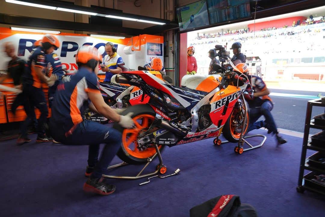 レプソル・ホンダのインスタグラム：「Like a flash 💡 ⠀⠀⠀⠀⠀⠀⠀⠀⠀ @jorgelorenzo99’s team expertly swap tyres and send Jorge back out. ⠀⠀⠀⠀⠀⠀⠀⠀⠀ #ItalianGP #25RepsolHonda #Repsol #MotoGP #Honda #Racing #RepsolHonda #HRC #RC213V #JL99 #JorgeLorenzo #JL99😈 #ThePowerOfDreams #Motorcycle #Italy #Mugello」
