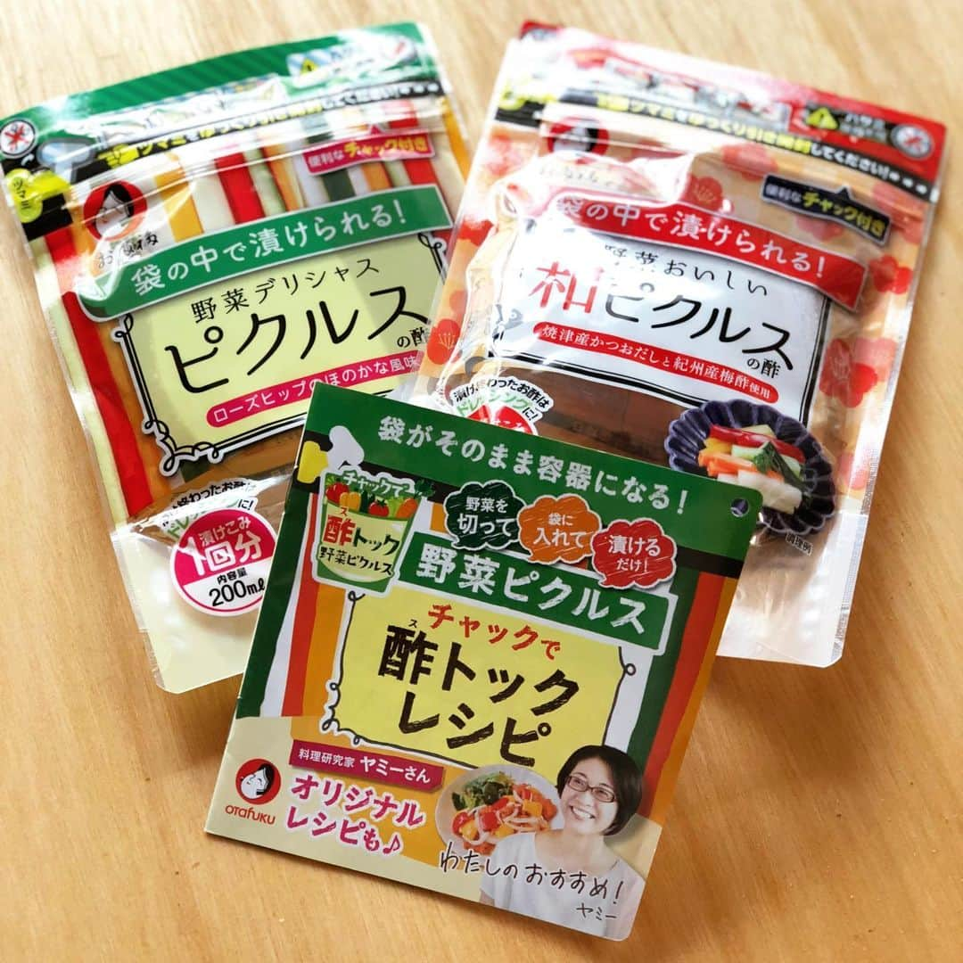 ヤミーさんのインスタグラム写真 - (ヤミーInstagram)「【お仕事報告】ピクルス酢 @otafuku_sauce のリーフレットレシピを担当しました♪ * このピクルス酢、スタンドパックなんです。なので、切った野菜をこのパックに入れて、そのまま冷蔵庫へ。 容器の殺菌とか要らないという。画期的！！ * すでに真夏のような暑さで、さっぱりしたものが食べたくなってるかと。 簡単ピクルスで作るアレンジレシピ。お店で見かけたら、リーフレットもらってくださいね〜！ * で、なんで“オタフクソース”なのにピクルス酢かというと、もともとはお酢メーカーさんだから。 知らなかった〜 #へぇー  #オタフクソース #ピクルス酢 #チャック酢トック #レシピリーフレット #ピクルス #アレンジレシピ #便利食材 #夏にオススメ #料理のお仕事 #料理研究家 #ヤミー #レシピ #お仕事報告 #work」6月6日 21時38分 - ym_3stepcooking