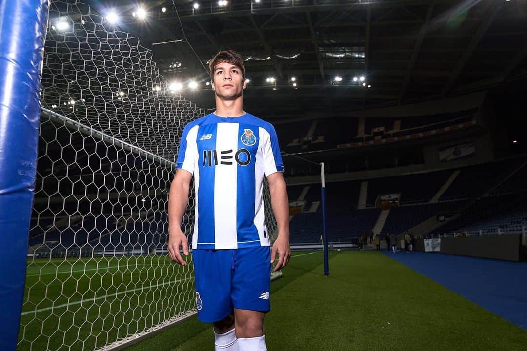 オリベル・トーレスのインスタグラム：「@fcporto 🔵⚪️」