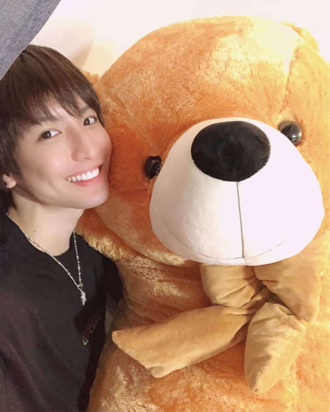 松岡卓弥さんのインスタグラム写真 - (松岡卓弥Instagram)「ゲーセンで出会った くまのぬいぐるみ🧸👑✨ 名前はキングマ🐻👑 まじで可愛い😍✨ #くま #ぬいぐるみ #ビッグサイズ #名前は #キングマ #俺の #癒し #まじ #でっかい w」6月6日 21時45分 - takuya_matsuri