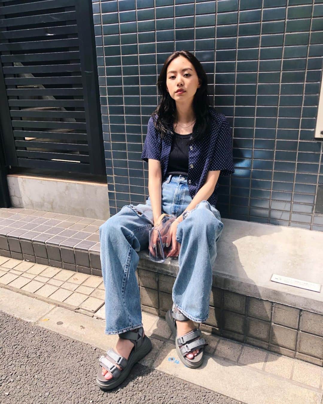 Shiho Sasakiのインスタグラム：「眩しくって目が全然開いてない😎笑 今日も楽チンな @moussystudiowear のサンダル👟 暑くなってくるとラフなコーデが多くなるなぁ💭 #MOUSSY#MOUSSYSTUDIOWEAR#MOUSSYSNAP」