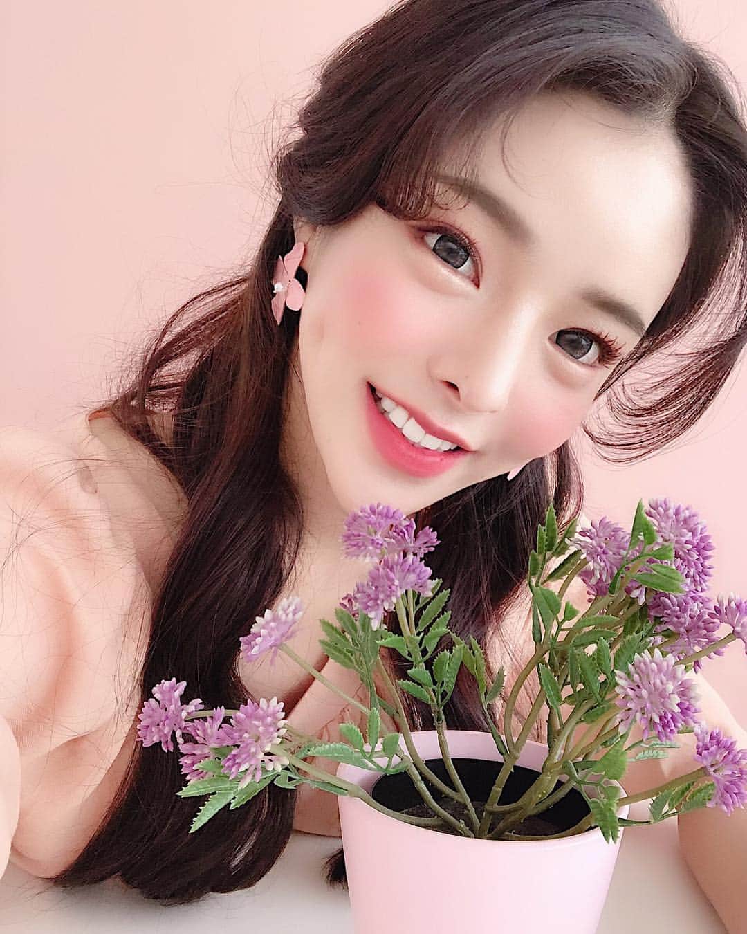 ダユンさんのインスタグラム写真 - (ダユンInstagram)「저의 인스타 라이브랑 스토리에 자주 등장했던  저만의 팩 기억하시나요? ☺️ 대략 8개월 넘게 준비했던  저만의 장미팩이 이제 올 여름에 나올 것 같아요 🙏🏻 너무 좋아서 저만의 비장무기라고  느꼈기때문에 이름도 #비장팩 !! 이라고 지었답니당 괜찮나요? ♥  요즘 그런데 브랜드 이름을 고민중이랍니당 😭  팩의 주요 성분이 장미라서  뭔가 장미에 관련된 의미가 들어가면  예쁠 것 같더라구요 !! 이 중에 골라주시거나  다른 예쁜 이름 추천 해주세용 🙏🏻 한분 추첨해서 비장 팩 나오면  4통 보내드릴려구해요 ♥‿♥ 👇🏻👇🏻👇🏻 로제로니 로제리니 로제니스 로리제라 로니제르 로제리노 로제리정 로제니정 로제스정 로제니슬」6月6日 21時53分 - 2__yun__2