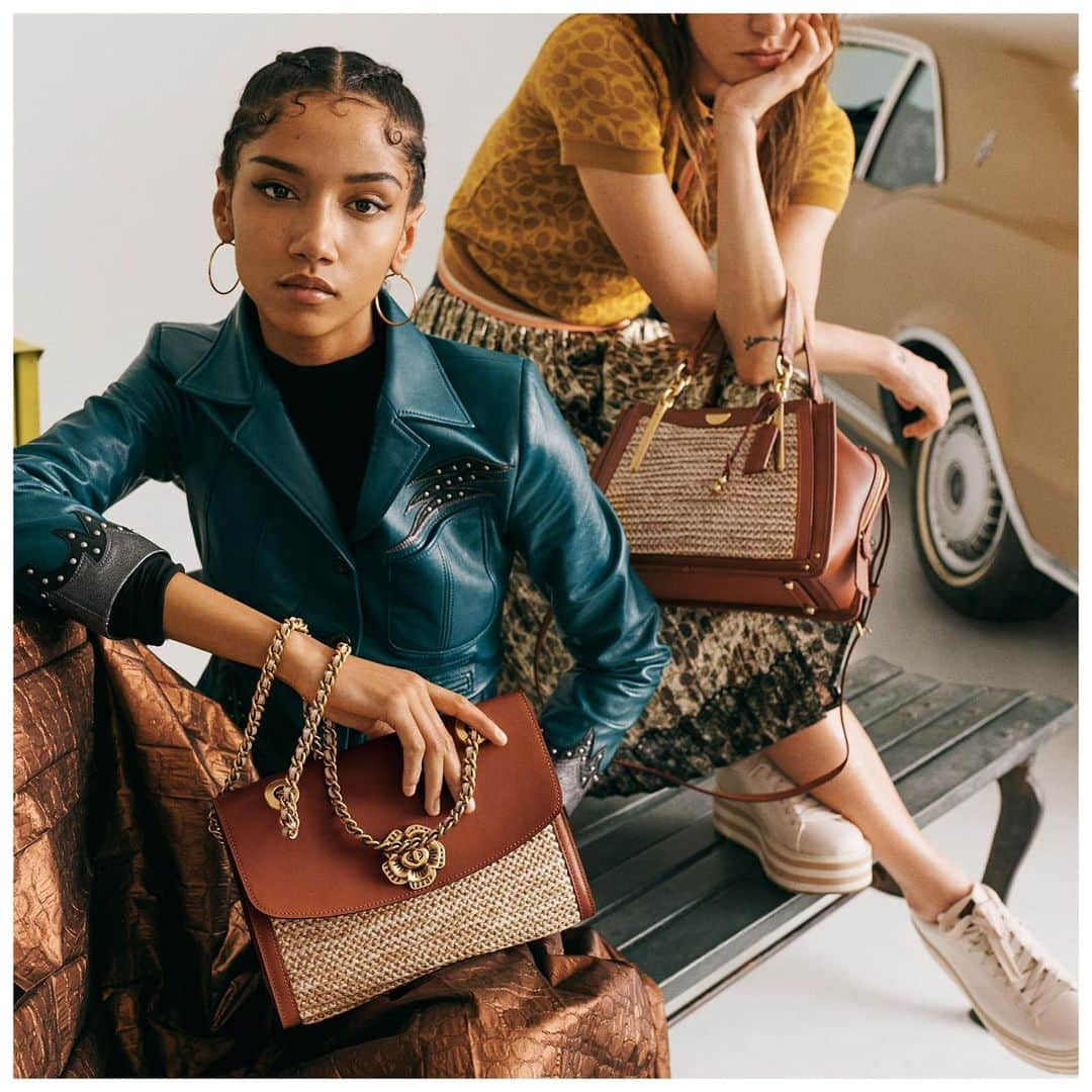 コーチさんのインスタグラム写真 - (コーチInstagram)「We've got summer in the bag. Our Parker and Dreamer—reimagined in leather and straw—ace warm-weather style. #CoachNY」6月6日 21時55分 - coach