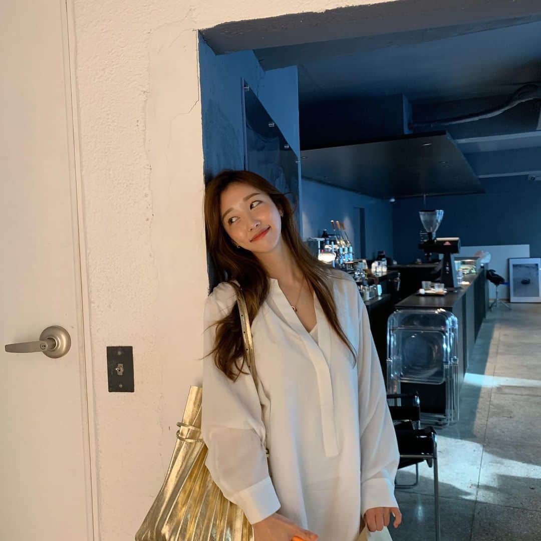 COCO さんのインスタグラム写真 - (COCO Instagram)「#여름 #플리츠 👏🏻😍 옷정보는 @heartit.kr 🤫 . . If you’re curious about my #ootd it’ll be revealed at https://heartit.kr/rilaccoco」6月6日 22時00分 - rilaccoco