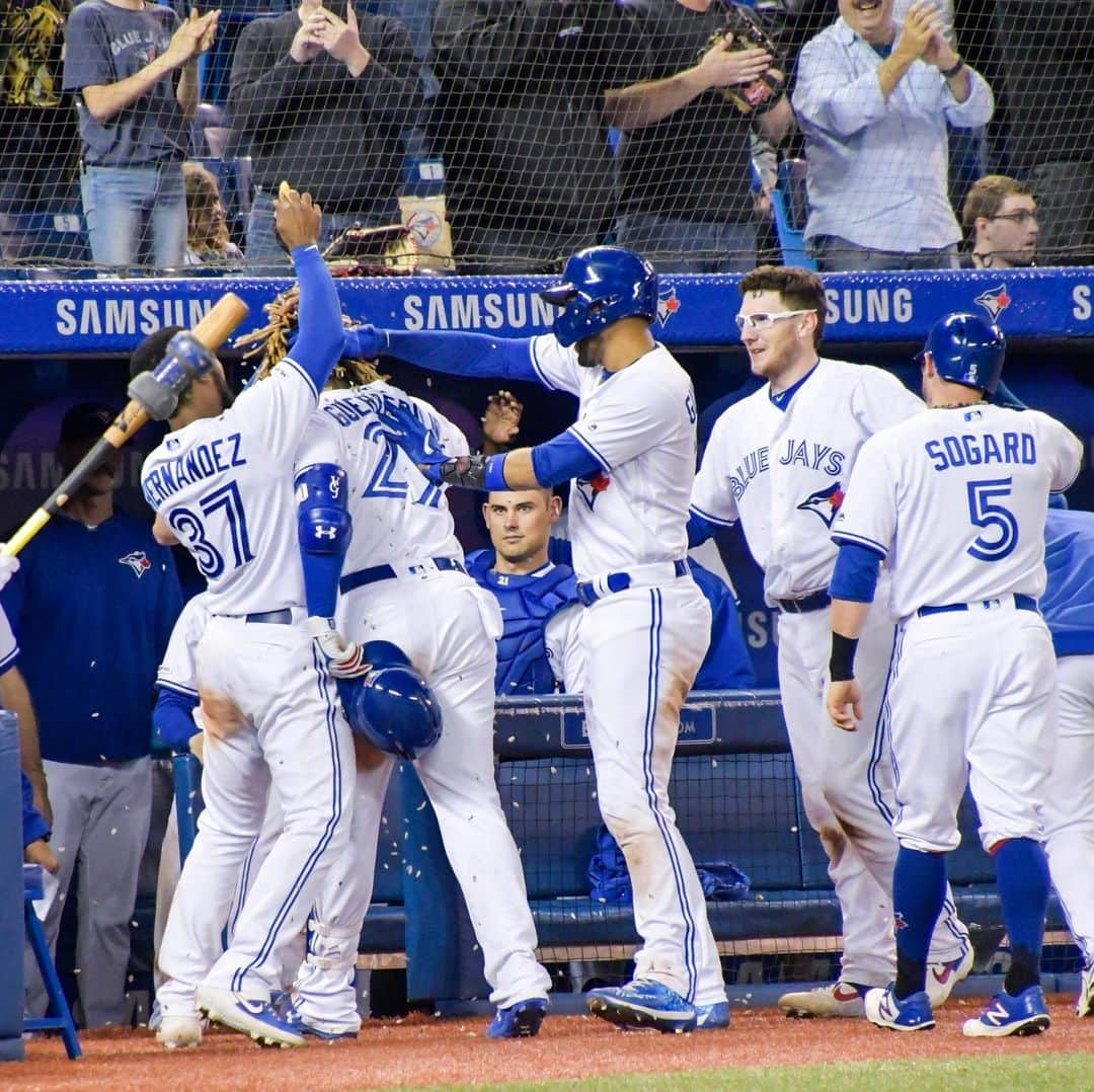 トロント・ブルージェイズさんのインスタグラム写真 - (トロント・ブルージェイズInstagram)「What a night. What a comeback. Soak it all in! #LetsGoBlueJays」6月6日 22時01分 - bluejays