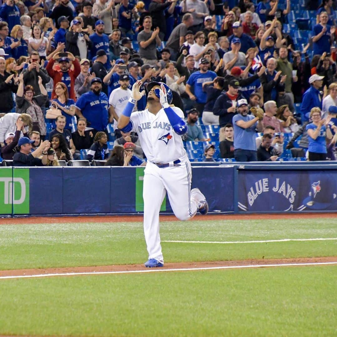 トロント・ブルージェイズさんのインスタグラム写真 - (トロント・ブルージェイズInstagram)「What a night. What a comeback. Soak it all in! #LetsGoBlueJays」6月6日 22時01分 - bluejays