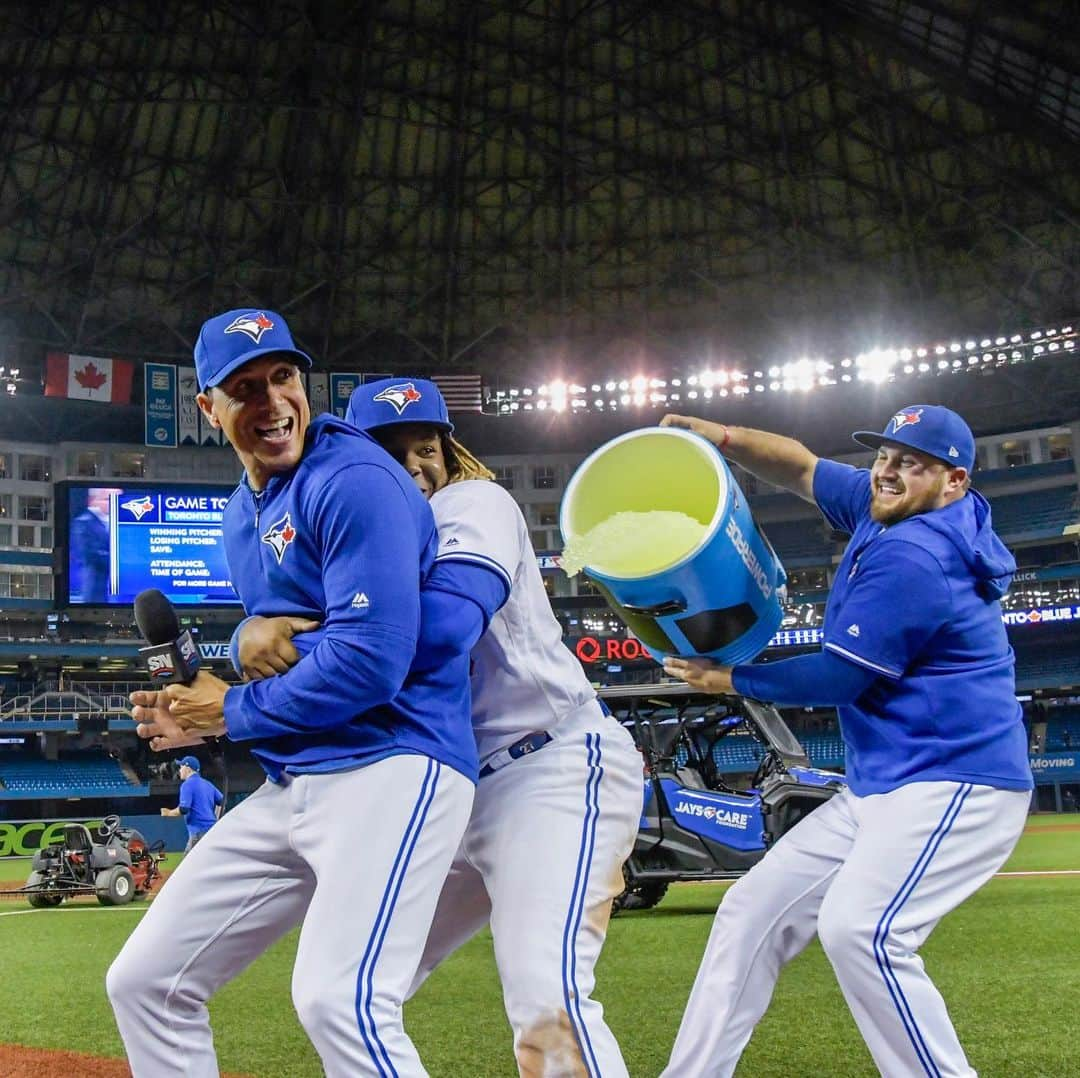 トロント・ブルージェイズさんのインスタグラム写真 - (トロント・ブルージェイズInstagram)「What a night. What a comeback. Soak it all in! #LetsGoBlueJays」6月6日 22時01分 - bluejays