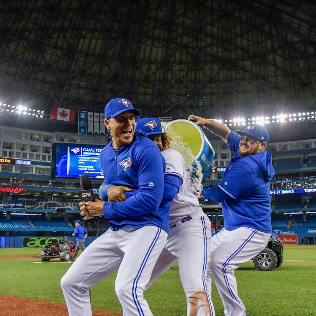 トロント・ブルージェイズさんのインスタグラム写真 - (トロント・ブルージェイズInstagram)「What a night. What a comeback. Soak it all in! #LetsGoBlueJays」6月6日 22時01分 - bluejays