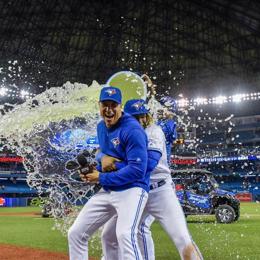 トロント・ブルージェイズさんのインスタグラム写真 - (トロント・ブルージェイズInstagram)「What a night. What a comeback. Soak it all in! #LetsGoBlueJays」6月6日 22時01分 - bluejays