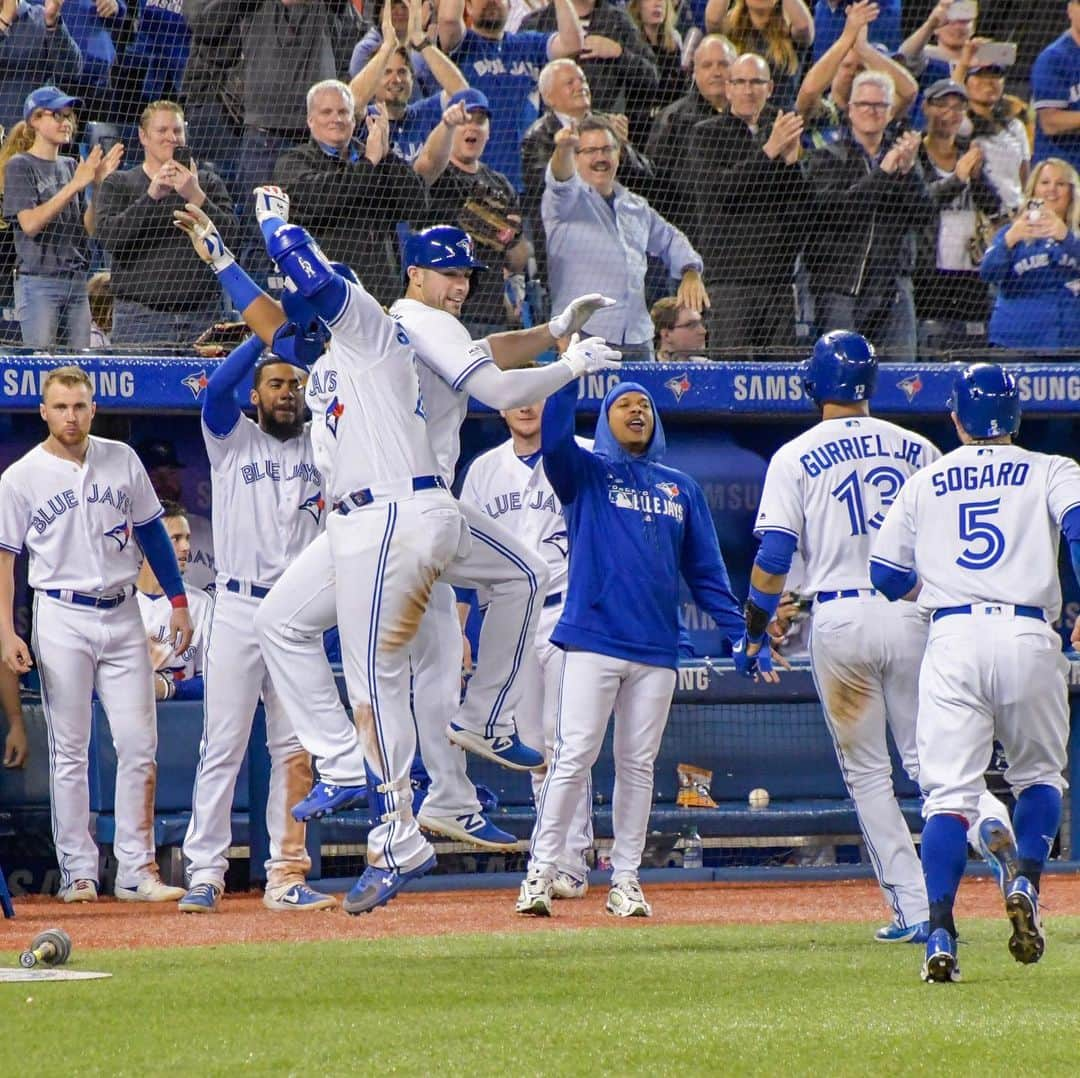 トロント・ブルージェイズさんのインスタグラム写真 - (トロント・ブルージェイズInstagram)「What a night. What a comeback. Soak it all in! #LetsGoBlueJays」6月6日 22時01分 - bluejays