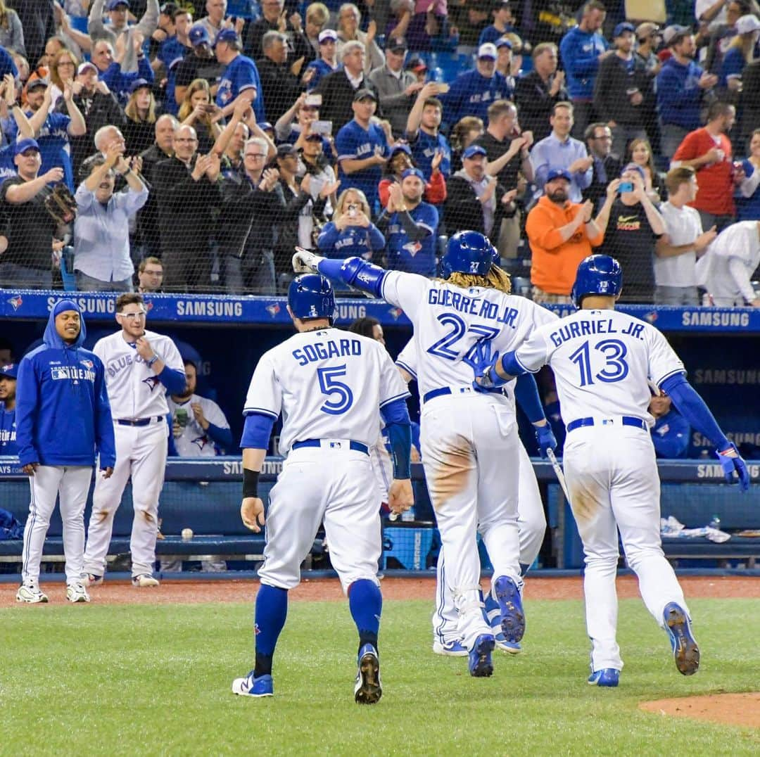 トロント・ブルージェイズさんのインスタグラム写真 - (トロント・ブルージェイズInstagram)「What a night. What a comeback. Soak it all in! #LetsGoBlueJays」6月6日 22時01分 - bluejays