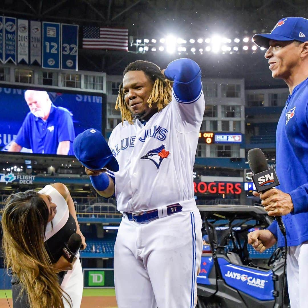 トロント・ブルージェイズさんのインスタグラム写真 - (トロント・ブルージェイズInstagram)「What a night. What a comeback. Soak it all in! #LetsGoBlueJays」6月6日 22時01分 - bluejays