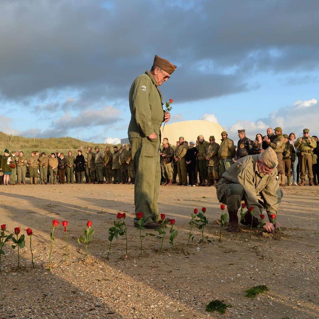 NBC Newsさんのインスタグラム写真 - (NBC NewsInstagram)「Members of the French group Overlord 76 plant red roses in the sand at Utah Beach as a tribute to American soldiers who died on #DDay. #DDay75 . 📷 Jean-Francois Monier / @afpphoto」6月6日 22時02分 - nbcnews
