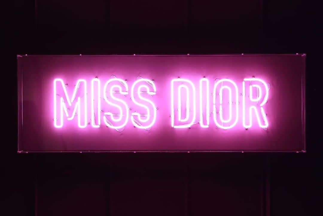 石田ニコルさんのインスタグラム写真 - (石田ニコルInstagram)「🌹 凛とした 美しい香りに包まれて Diorの世界を感じてきました  #missdior #dior #perfume」6月6日 22時14分 - nicole_ishida