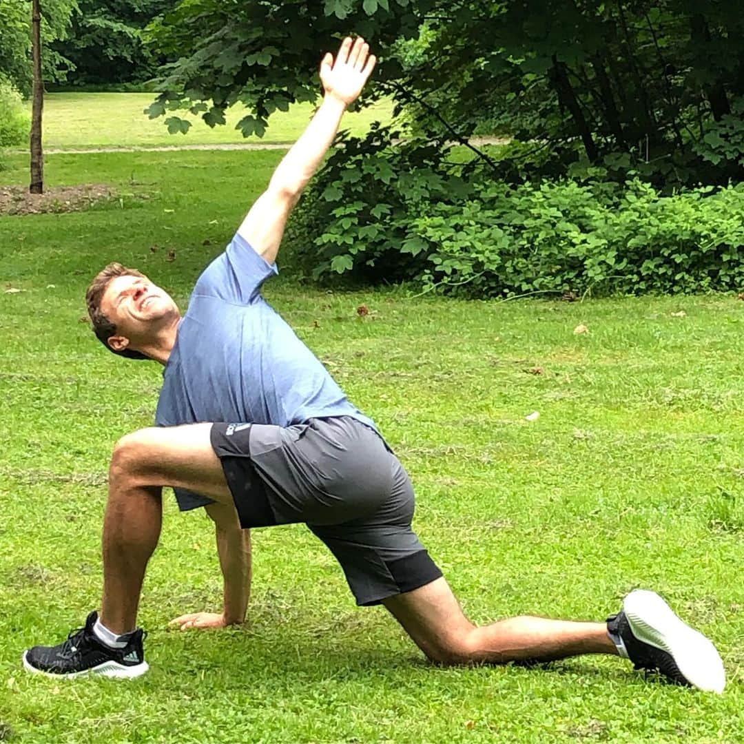 トーマス・ミュラーのインスタグラム：「Stretching in the summer break 🏃🏽‍♂️😀👌 #esmuellert #fitness #summer #munich」