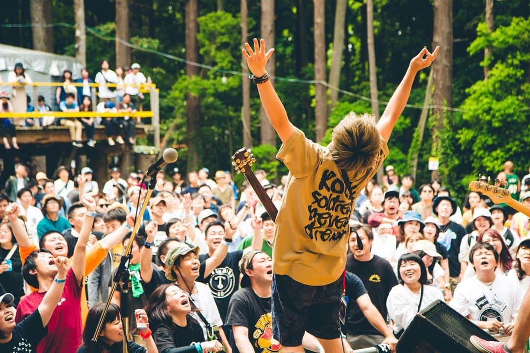 のインスタグラム：「. 2019.06.01(sat)  #campass2019 . @ksw.synn.yumefarm  柏しょうなん夢ファーム . . 最後の写真のジャンプがツボ。落ち際。 . . photo by @umi_hayato @naoto_iwabuchi_ . . #キャンパス #hotsquall #ホスコ #guitar #live #柏 #千葉 #rock #punk」