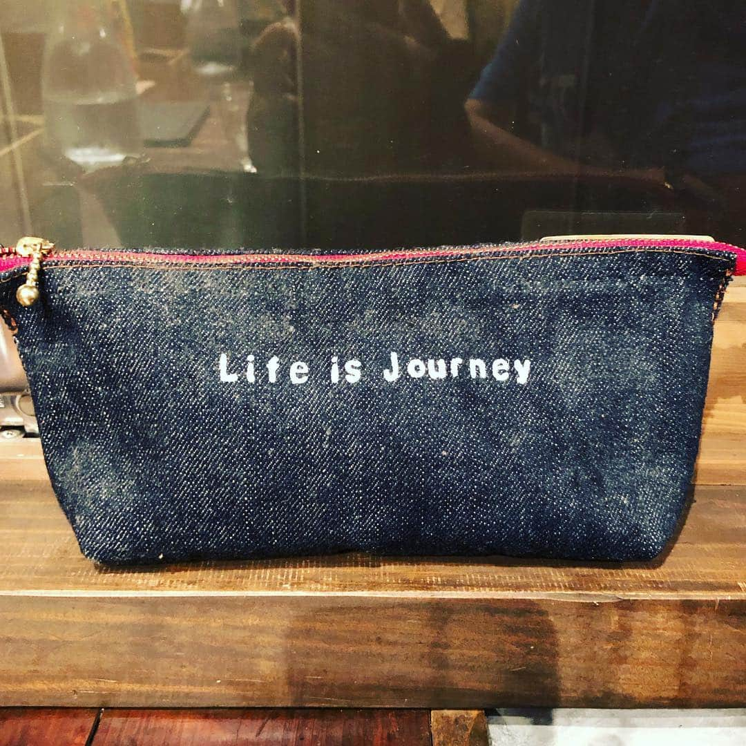 オカモト"MOBY"タクヤさんのインスタグラム写真 - (オカモト"MOBY"タクヤInstagram)「熊本「Life Is Journey」。溢れんばかりの #ThirdWave 感。熊本大学で学んでるらしいフランス人留学生4人組がボクの後ろに並ぼうとしたけど混んでて躊躇してたので「テーブル席が空いたら先に入って良いよ」と片言の英語で伝え、その後も美味そうに食べてるのを見て、ボクも思わず替玉してしまった...」6月6日 22時13分 - moby_scoobiedo