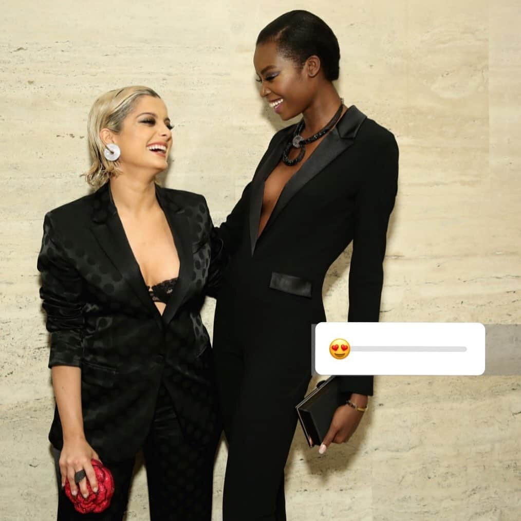 マリア・ボルゴさんのインスタグラム写真 - (マリア・ボルゴInstagram)「Girls just want to have fun, with @beberexha 🌹🌷 #tffawards」6月6日 22時23分 - iammariaborges